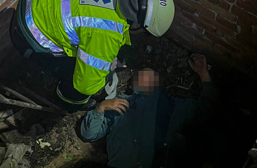 На Вінниччині рятувальники підняли з ями людину