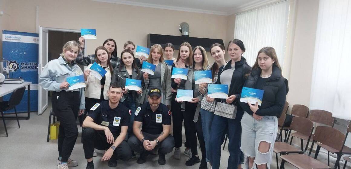 У Вінниці підлітки навчилися оперативно збирати тривожні валізи та діяти у критичних ситуаціях