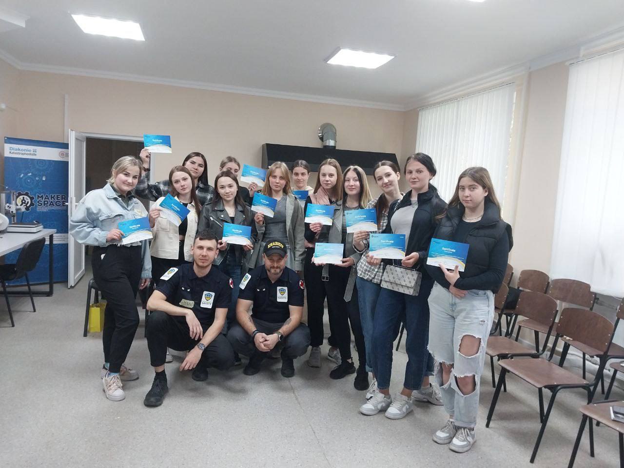 У Вінниці підлітки навчилися оперативно збирати тривожні валізи та діяти у критичних ситуаціях