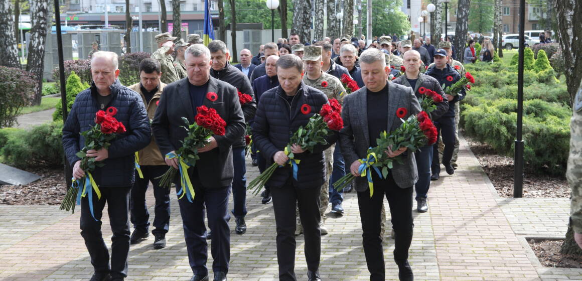 80 років Перемоги над нацизмом: у Вінниці вшанували пам’ять полеглих та поклали квіти до Меморіалу