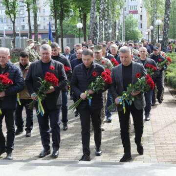 80 років Перемоги над нацизмом: у Вінниці вшанували пам’ять полеглих та поклали квіти до Меморіалу