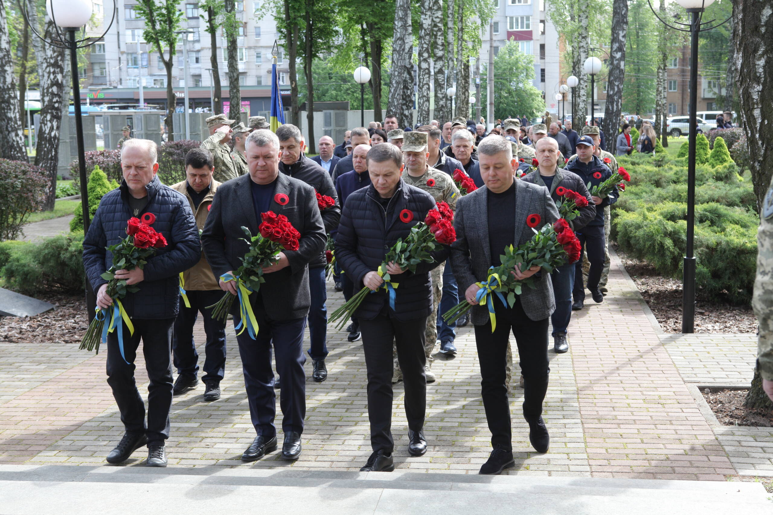 80 років Перемоги над нацизмом: у Вінниці вшанували пам’ять полеглих та поклали квіти до Меморіалу