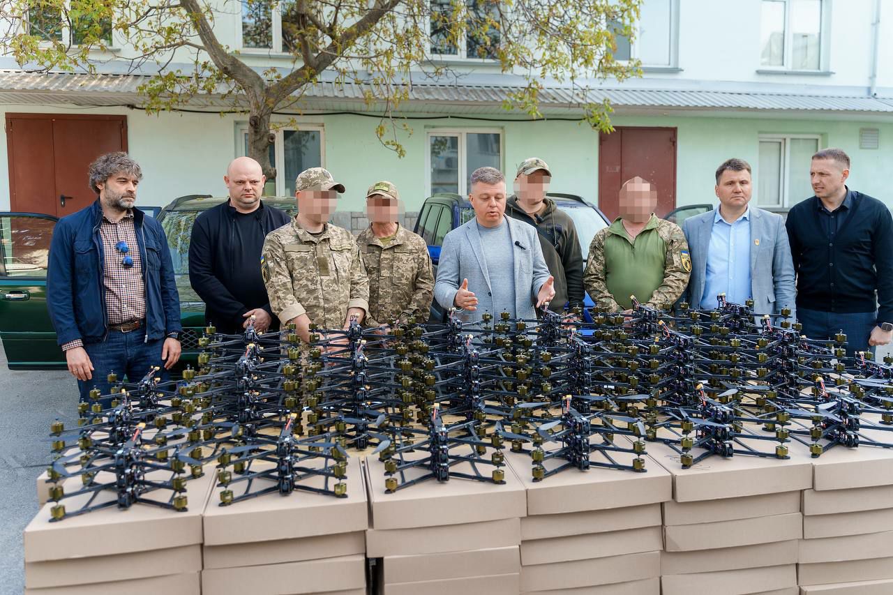 Два автомобілі та 150 FPV-дронів на фронт: чергова передача Міжрегіонального координаційного гуманітарного штабу