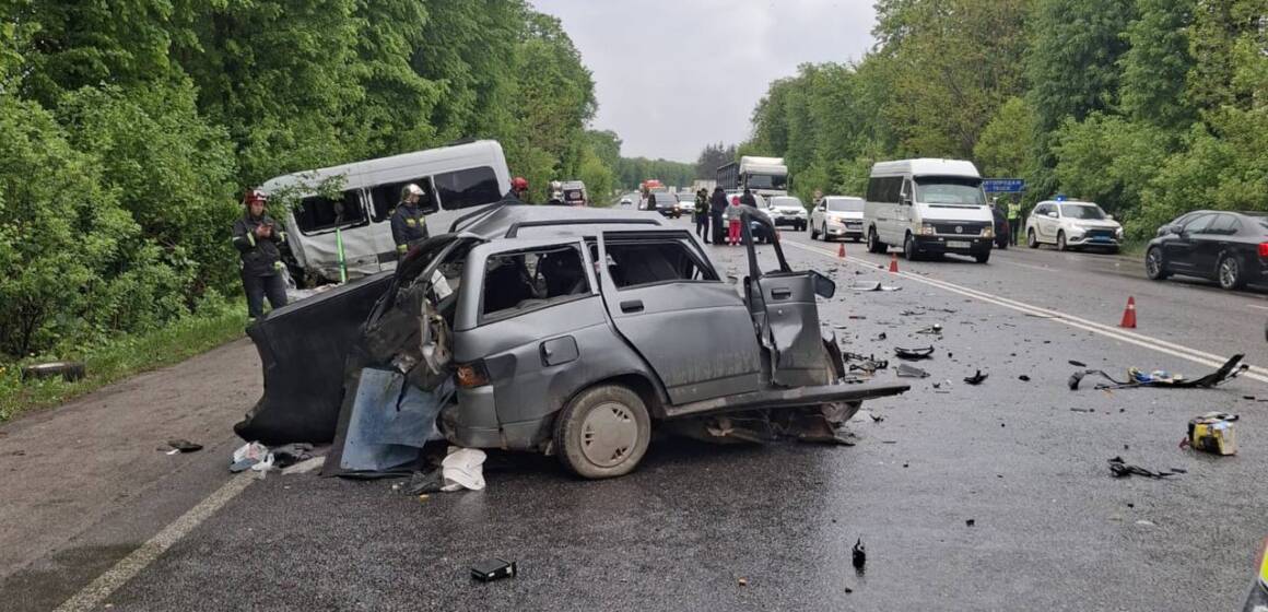 Зіткнення ВАЗ та Mercedes на Вінниччині: одна людина загинула, п’ятеро – у лікарні