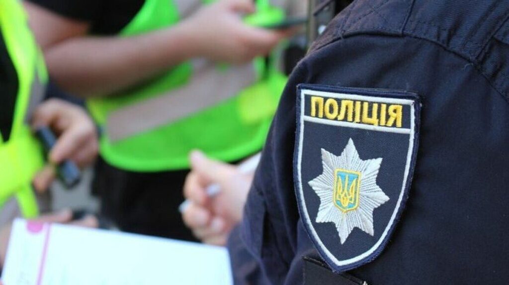 У Вінниці поліцейські встановили чоловіка, який пошкодив Меморіал пам’яті