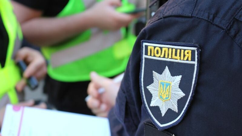 У Вінниці поліцейські встановили чоловіка, який пошкодив Меморіал пам’яті