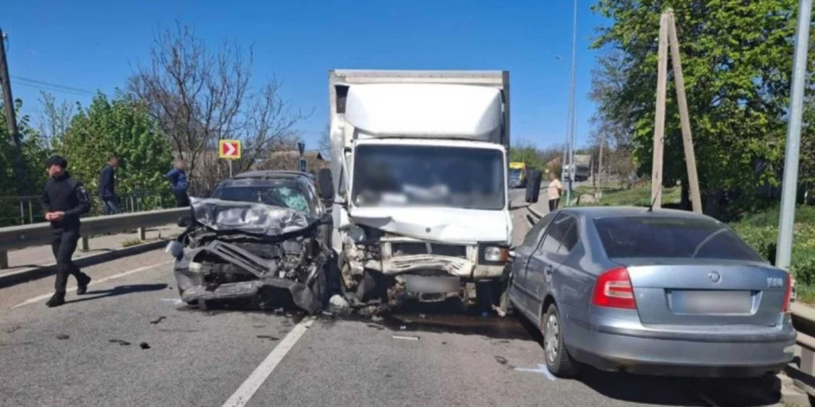 Масштабна ДТП на Вінниччині: постраждали двоє водіїв