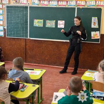 Не просто лекції: поліцейські у школах Вінниччини розповідають, що може врятувати життя підліткам (Фото)