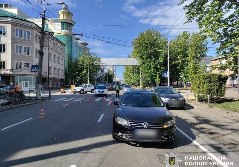 Переходила дорогу й опинилася в лікарні: у Вінниці сталася аварія