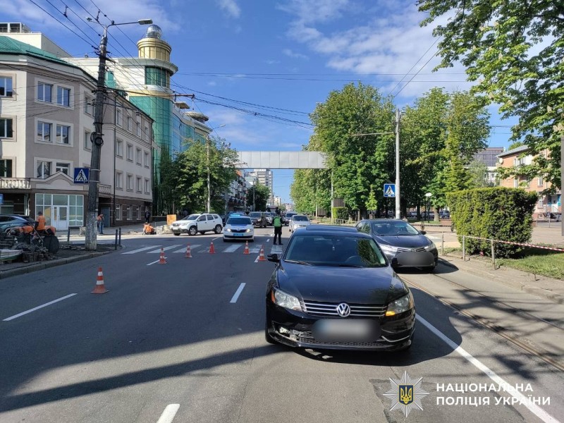 Переходила дорогу й опинилася в лікарні: у Вінниці сталася аварія