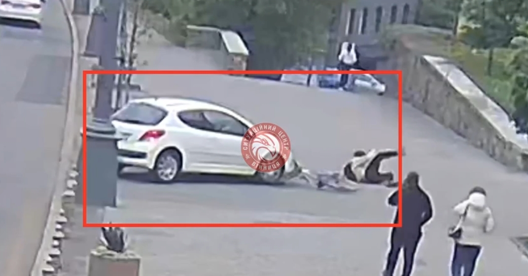 У Вінниці на Соборній камери зафіксували, як водій збив велосипедиста