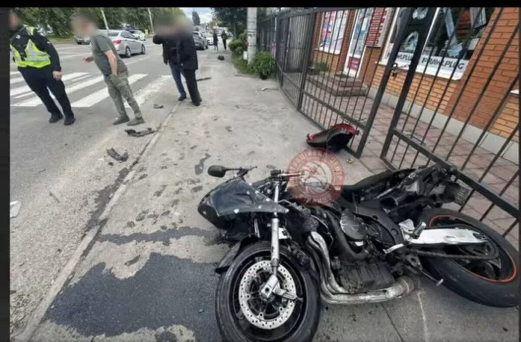 У Вінниці водій Ford спричинив жахливу аварію з мотоциклістом (відео)