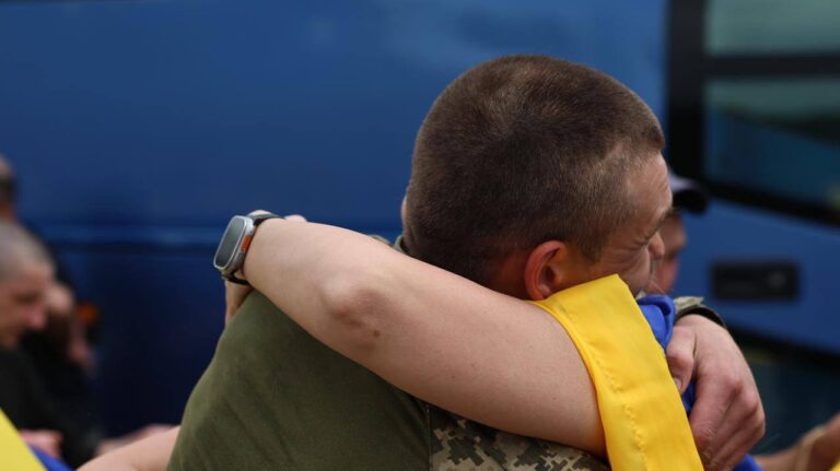 Ще 307 українських оборонців удома: на рідну землю повернулися 16 Захисників з Вінниччини