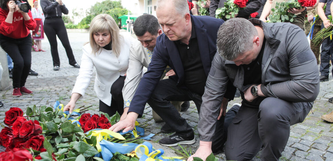 У День Конституції у Вінниці вшанували полеглих героїв