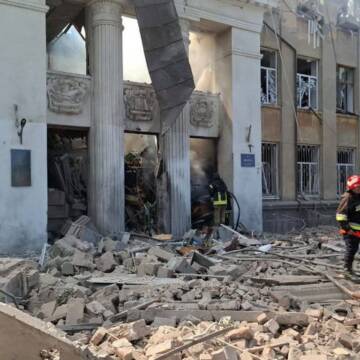 Росіяни балістикою зруйнували навчальний заклад на Одещині: під завалами шукають людей