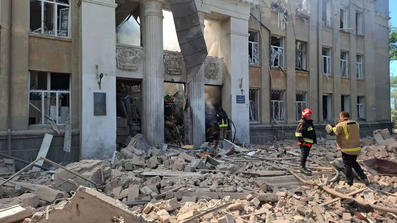 Росіяни балістикою зруйнували навчальний заклад на Одещині: під завалами шукають людей