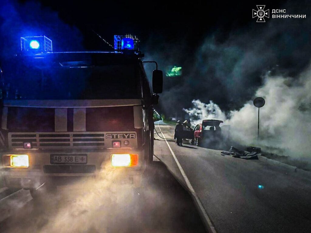 На Вінниччині рятувальники ліквідували пожежу легкового автомобіля