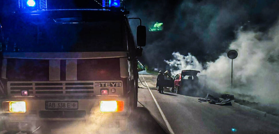 На Вінниччині рятувальники ліквідували пожежу легкового автомобіля