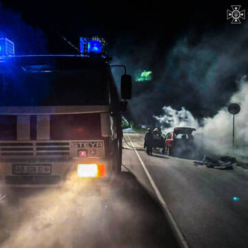 На Вінниччині рятувальники ліквідували пожежу легкового автомобіля