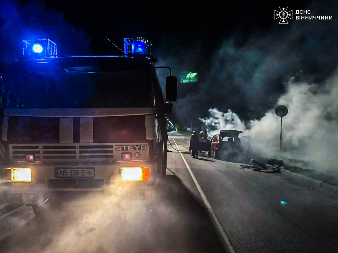 На Вінниччині рятувальники ліквідували пожежу легкового автомобіля