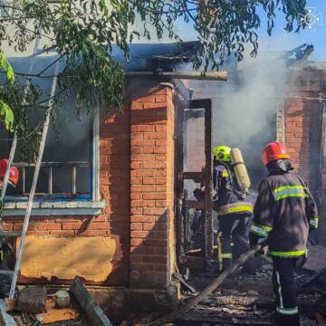 У Немирові під час пожежі рятувальники врятували літню жінку