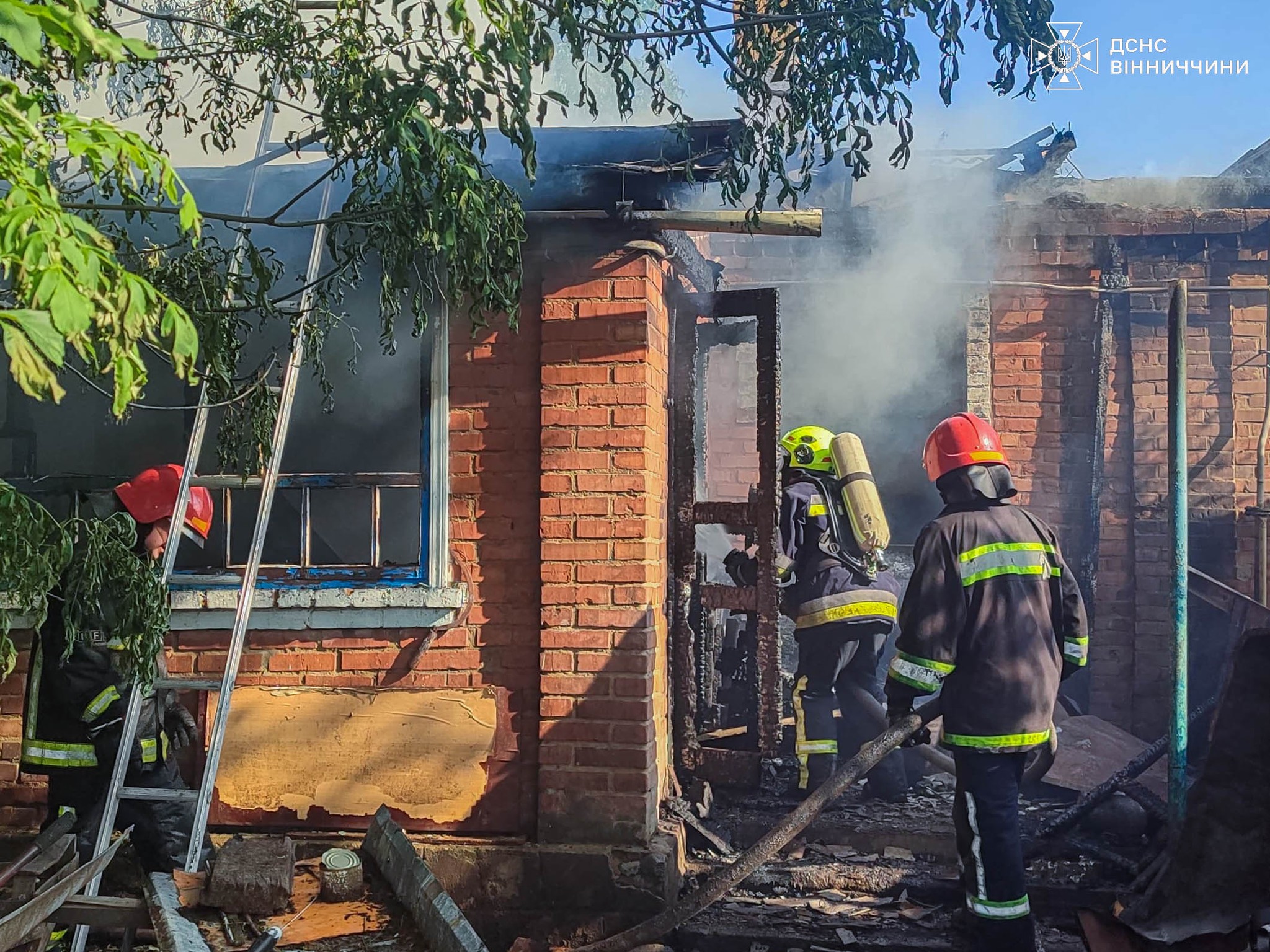 У Немирові під час пожежі рятувальники врятували літню жінку