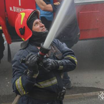 Рятувальники Вінниці ліквідували пожежу через необережність під час куріння (Фото + Відео)