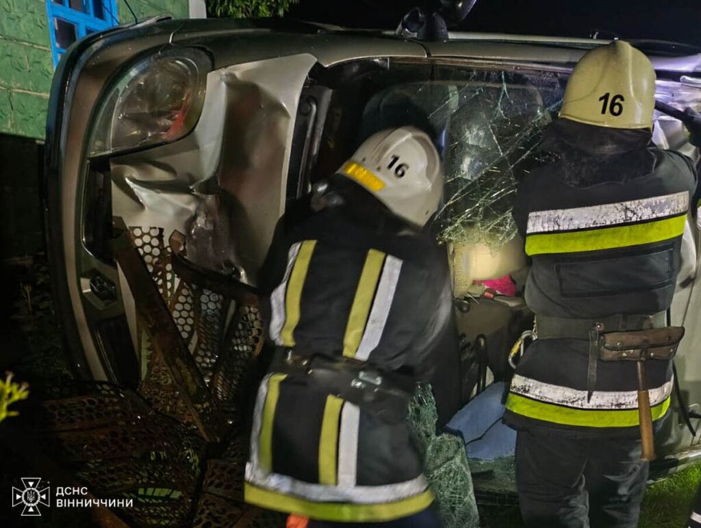 У Бершадській громаді мікроавтобус врізався в стовп: пасажирку деблокували рятувальники