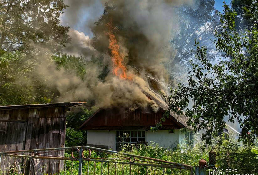На Вінниччині рятувальники ліквідували пожежу у приватному домоволодінні