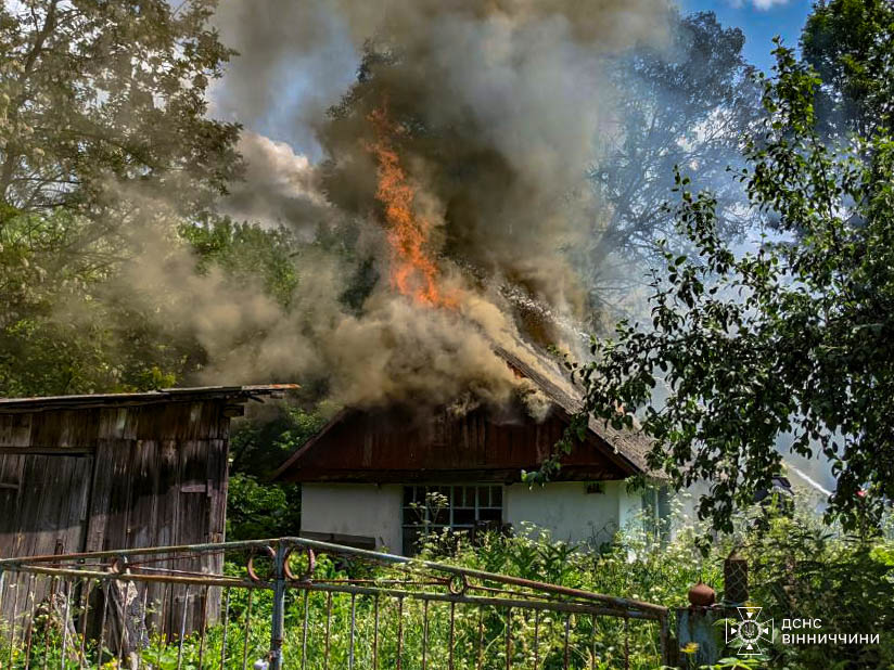 На Вінниччині рятувальники ліквідували пожежу у приватному домоволодінні