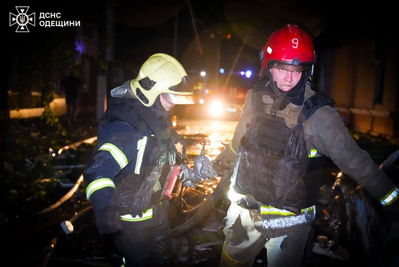 МВС про нічні обстріли: виникли десятки пожеж, є загиблі та постраждалі