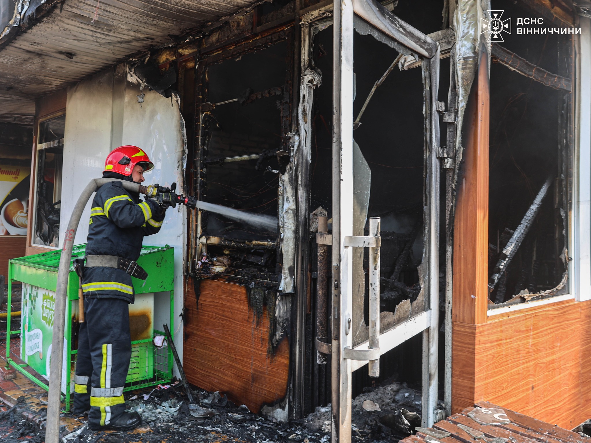 Пожежа на зупинці «Політехнічна» у Вінниці: рятувальники запобігли поширенню вогню (Фото)