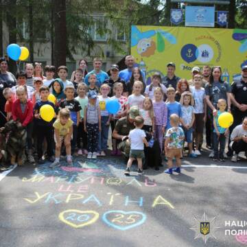 Поліцейські Вінниччини влаштували інтерактивні ігри, конкурси та навчання для дітей табору “ЯМаріуполь”