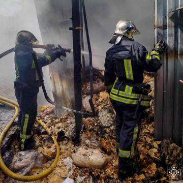 ДСНС ліквідувала пожежу на складі підприємства під Вінницею