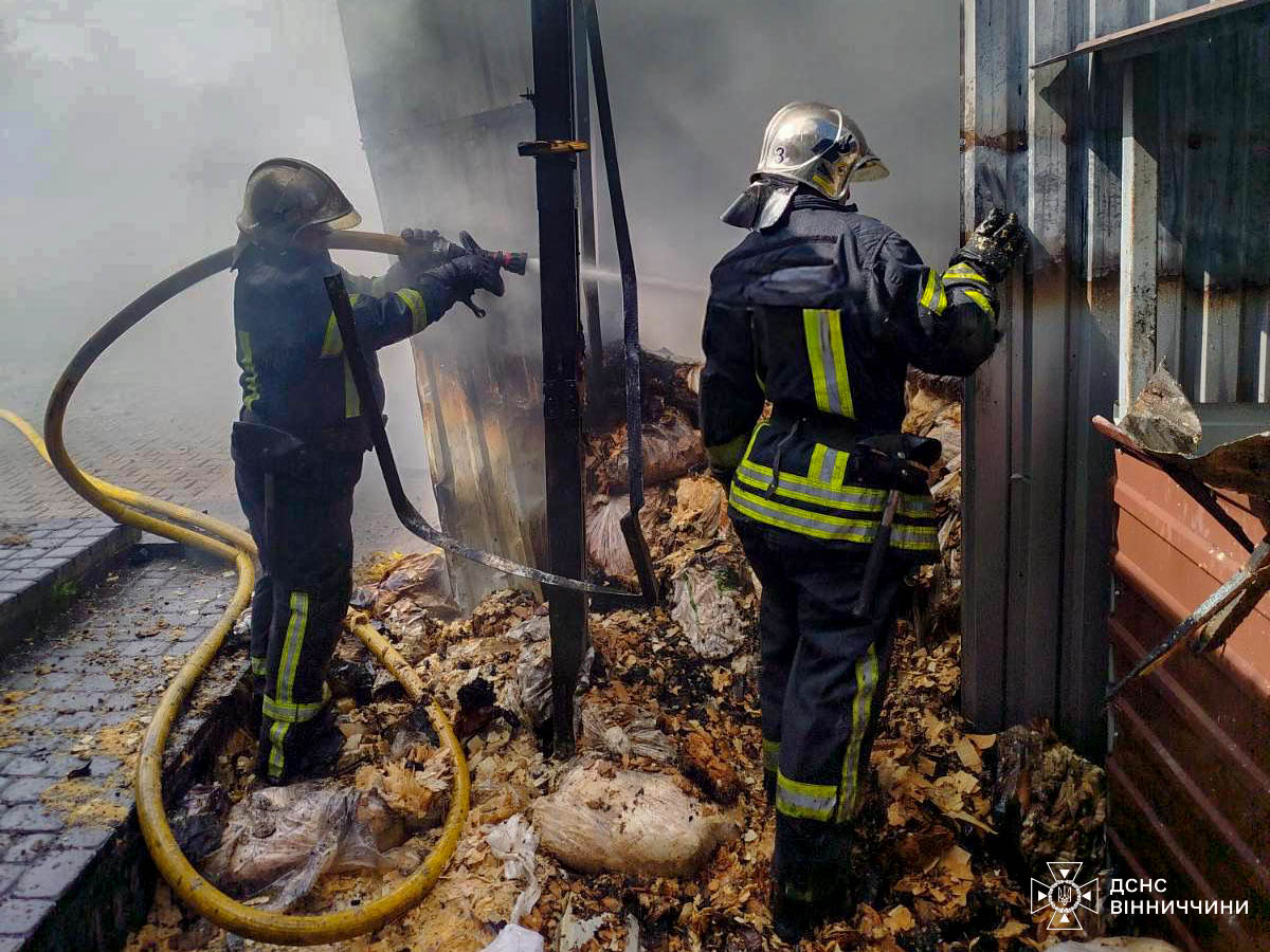 ДСНС ліквідувала пожежу на складі підприємства під Вінницею