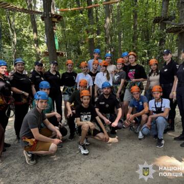 Безпека та розваги: поліцейські організували пізнавальний захід для школярів у мотузковому парку