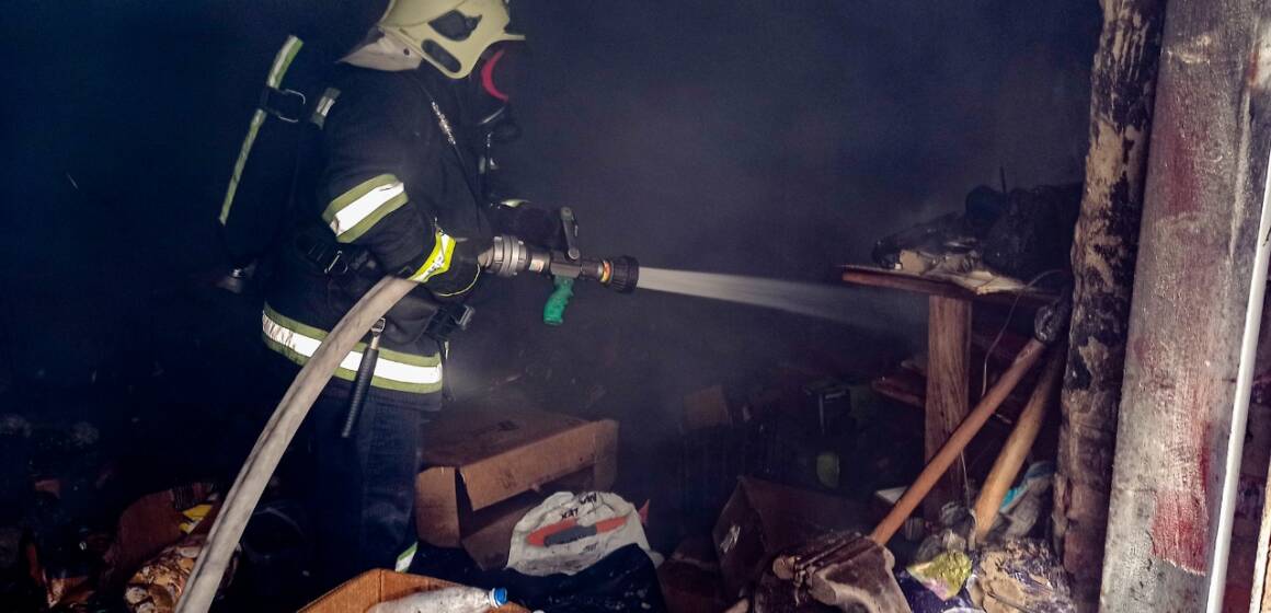 У Вороновиці загорівся склад: рятувальники оперативно ліквідували пожежу
