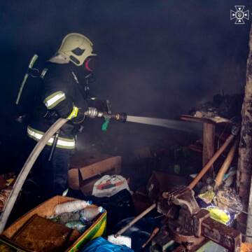 У Вороновиці загорівся склад: рятувальники оперативно ліквідували пожежу