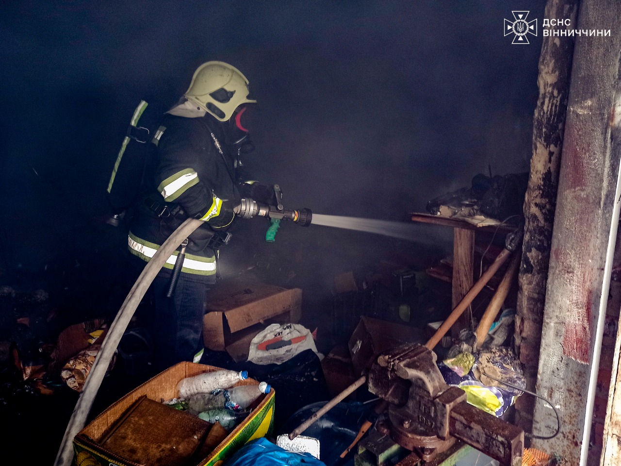 У Вороновиці загорівся склад: рятувальники оперативно ліквідували пожежу