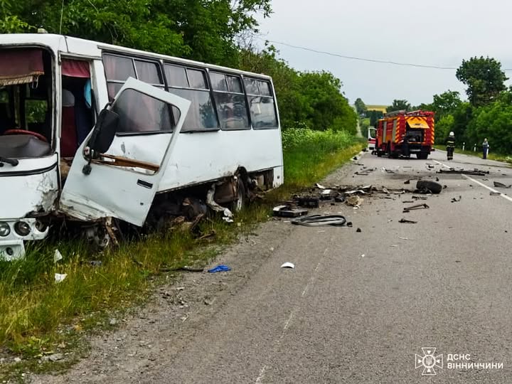 На Вінниччині зіткнулись автобус і легковик — є постраждалий