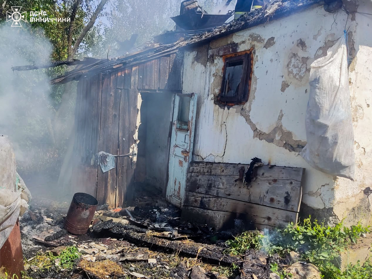 На Вінниччині через коротке замикання згорів дах господарської будівлі