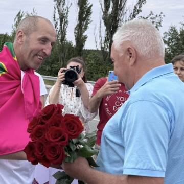 У Могилеві-Подільському зустріли звільненого з полону бійця