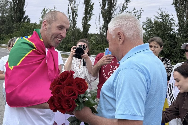 У Могилеві-Подільському зустріли звільненого з полону бійця