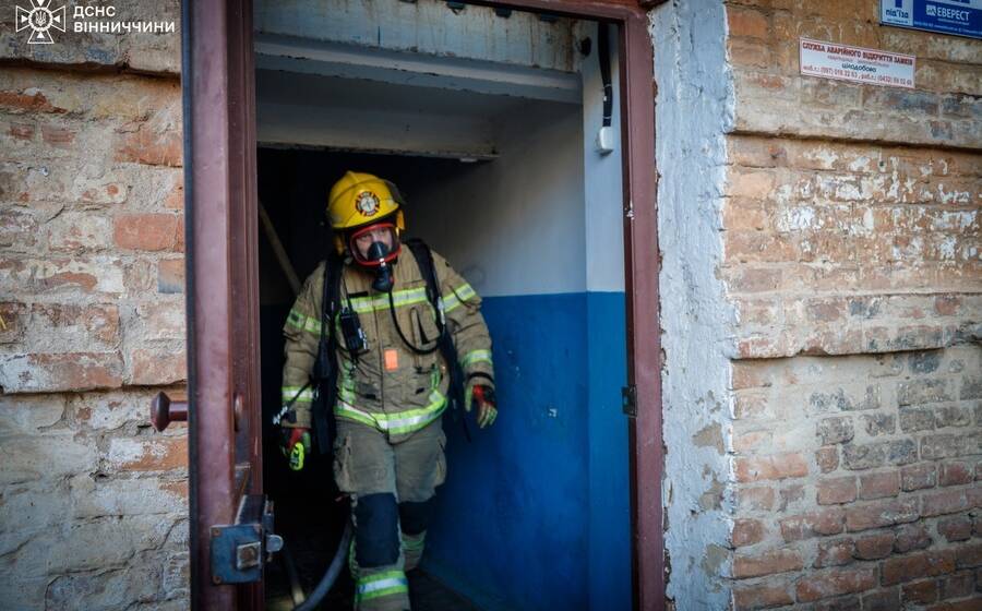 У Вінниці під час пожежі надзвичайники врятували людину