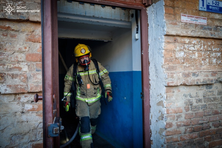 У Вінниці під час пожежі надзвичайники врятували людину