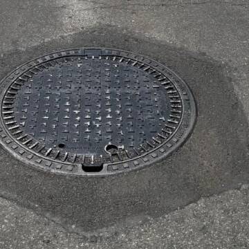 У Вінниці встановлюють нові люки, що полегшують проїзд авто