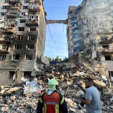 Російська атака на Київ забрала життя 14 людей: кількість постраждалих збільшується (Відео)