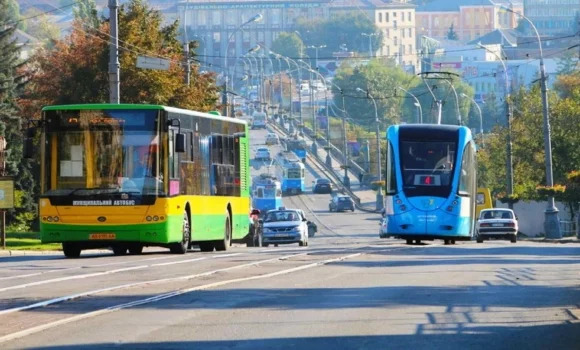 У Вінниці стало менше тролейбусів і автобусів: не вистачає водіїв
