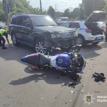 У Вінниці зіткнулися Lexus і мотоцикл Suzuki: одного з водіїв госпіталізовано