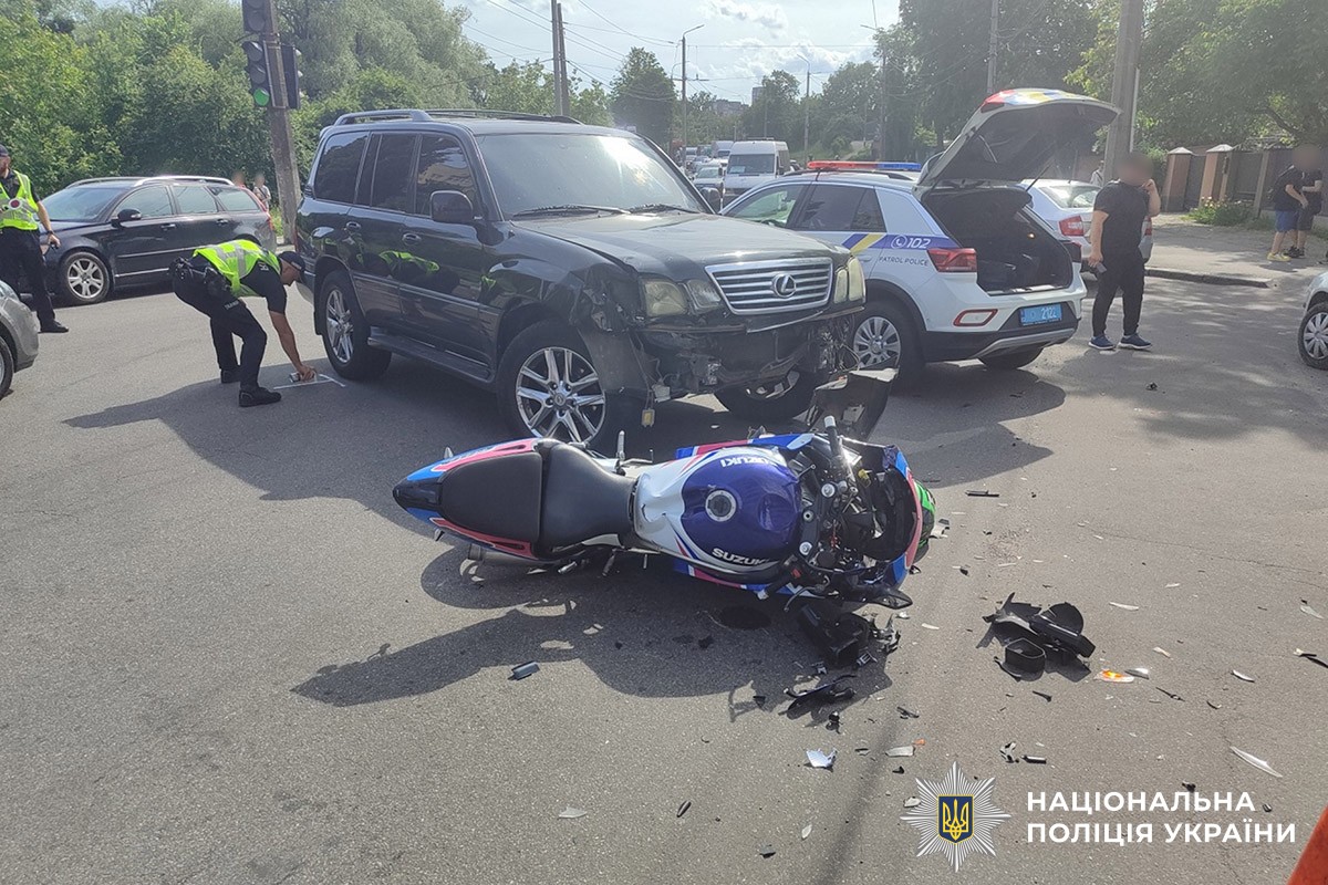 У Вінниці зіткнулися Lexus і мотоцикл Suzuki: одного з водіїв госпіталізовано